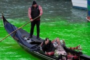 環保還是破壞？環團染綠威尼斯運河抗議