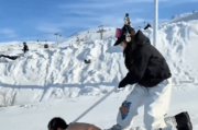 半裸男遭女子踩滑「遛狗」滑雪
