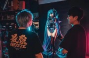 純手工打造！初音未來1:1電競主機登場