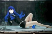 水下Cosplay秘辛：日本Coser攜啞鈴潛入水槽
